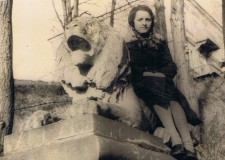 Powiększ zdjęcie Ciocia Wanda przy posągu lwa w parku MacGarveya